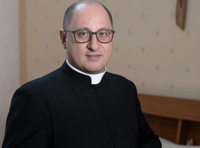 Terrore a Gela, il parrocco don Nunzio Samà ferito con un coltello in chiesa Terrore a Gela, il parrocco don Nunzio Samà ferito con un coltello in chiesa