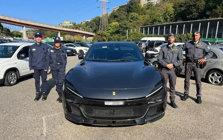 Sequestrata Ferrari da 700 mila euro al porto di Genova Sequestrata Ferrari da 700 mila euro al porto di Genova