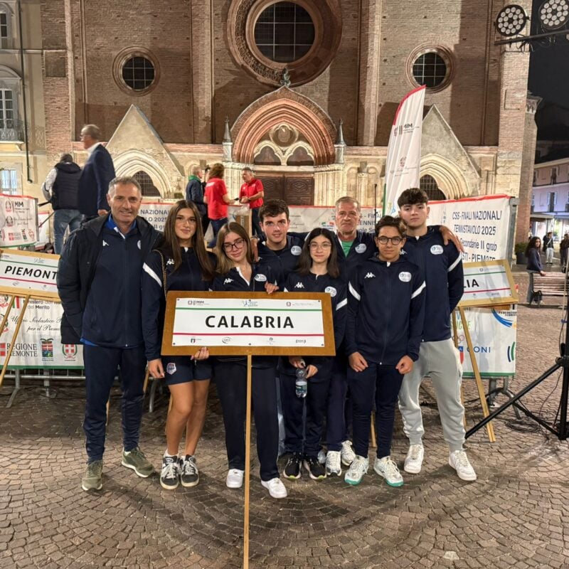 Nella foto, da sinistra a destra: Carlo Lico, Alessia Barbuto, Melanie Aiello, Felice Messina, Maria Teresa Mannella, Bruno Nardo, Nicola Scuticchio e Davide Lico