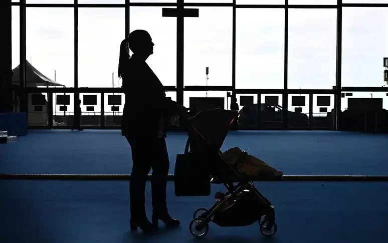 Manovra 2025, cambia il congedo parentale: sarà fino a 14 anni dei figli Manovra 2025, cambia il congedo parentale: sarà fino a 14 anni dei figli