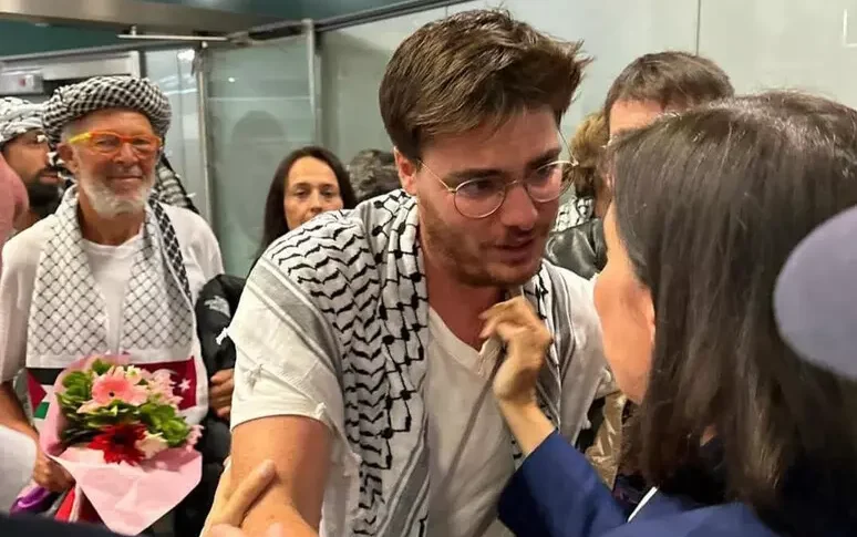 flotilla paolo romano torna in italia dopo il fermo in israele alcuni attivisti non sono ancora rientrati