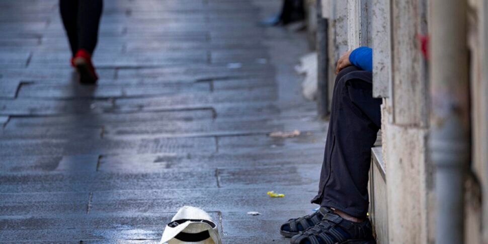 In povertà assoluta in Italia 5,7 milioni, in gran parte stranieri In povertà assoluta in Italia 5,7 milioni, in gran parte stranieri