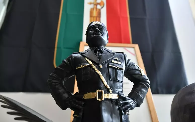 oltre mille al raduno di predappio tornano i saluti romani davanti alla cripta di mussolini da Feedpress.me oltre mille al raduno di predappio tornano i saluti romani davanti alla cripta di mussolini