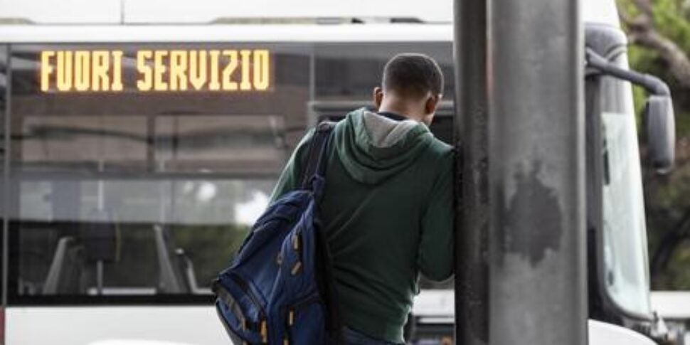 sciopero generale il paese si ferma ed ecco cosa succede trasporti scuole sanit224 e vigili del fuoco