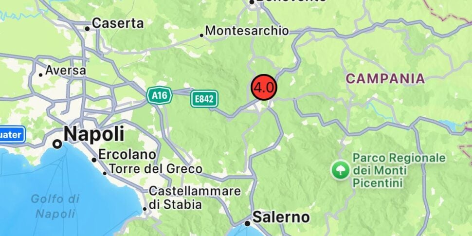 Paura in Irpinia, scossa tra 3.9 e 4.4: avvertita anche a Napoli, Salerno, Benevento  e Foggia: persone in strada Paura in Irpinia, scossa tra 3.9 e 4.4: avvertita anche a Napoli, Salerno, Benevento  e Foggia: persone in strada
