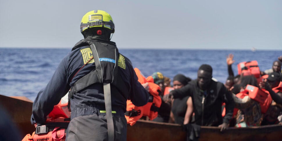 Tragedia nel canale di Sicilia, morti due migranti. I sopravvissuti: “Altre sette vittime in mare”