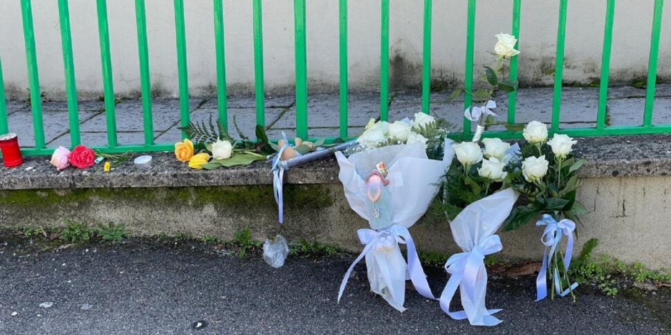 Una comunità in lutto: il funerale del bimbo di due anni e mezzo morto nell Una comunità in lutto: il funerale del bimbo di due anni e mezzo morto nell