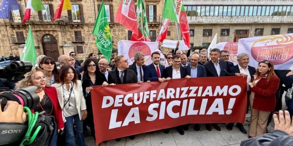"Decuffarizziamo la Sicilia", sit-in delle opposizioni fuori Palazzo d'Orleans: "Schifani si dimetta"