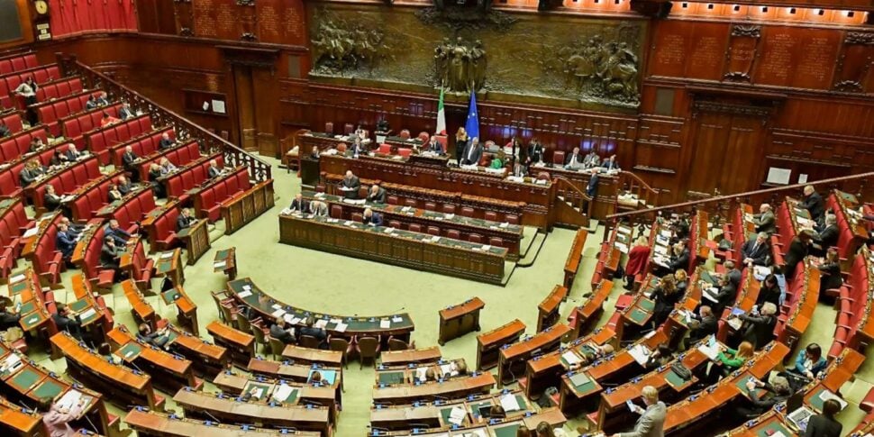 Online i redditi dei parlamentari, la premier Meloni compra casa e dimezza. Elly Schlein appena sotto i 100mila euro Online i redditi dei parlamentari, la premier Meloni compra casa e dimezza. Elly Schlein appena sotto i 100mila euro