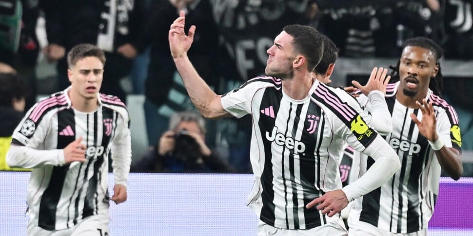 Fiorentina Juventus, cori razzisti a Vlahovic: partita sospesa per un minuto Fiorentina Juventus, cori razzisti a Vlahovic: partita sospesa per un minuto