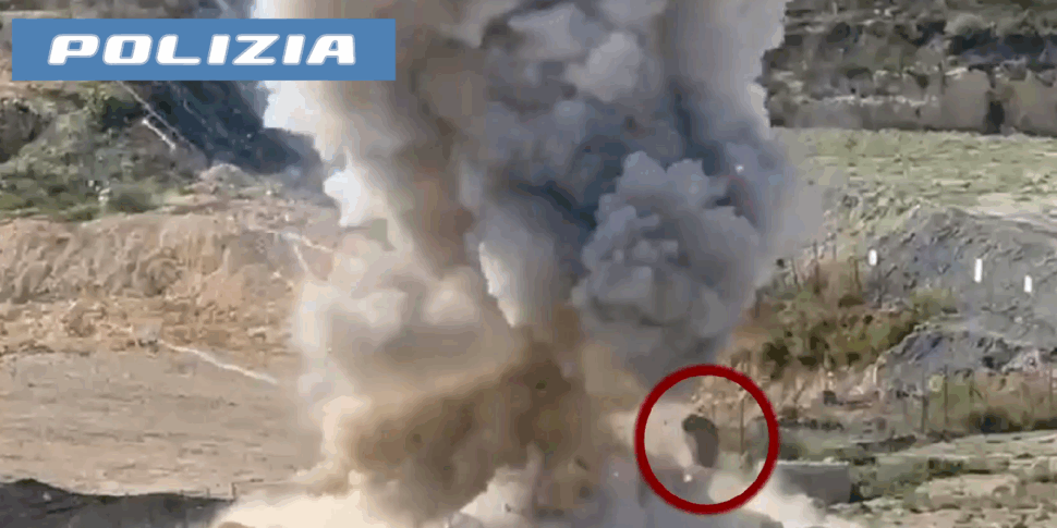 Un carico di 1500 bombe carta spedito a Catania con un ignaro corriere. L Un carico di 1500 bombe carta spedito a Catania con un ignaro corriere. L