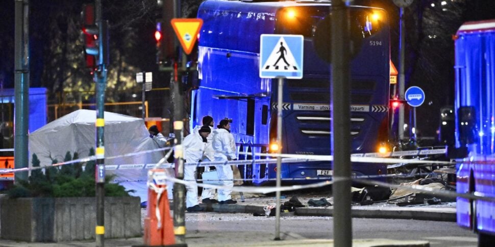 Stoccolma, autobus a due piani travolge pensilina: tre morti e diversi feriti Stoccolma, autobus a due piani travolge pensilina: tre morti e diversi feriti