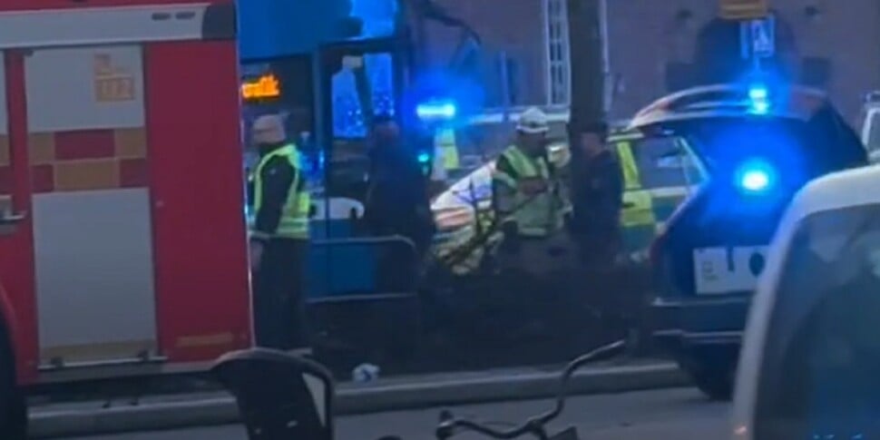 stoccolma bus a due piani travolge una pensilina morti e feriti gravi nel quartiere di ostermalm