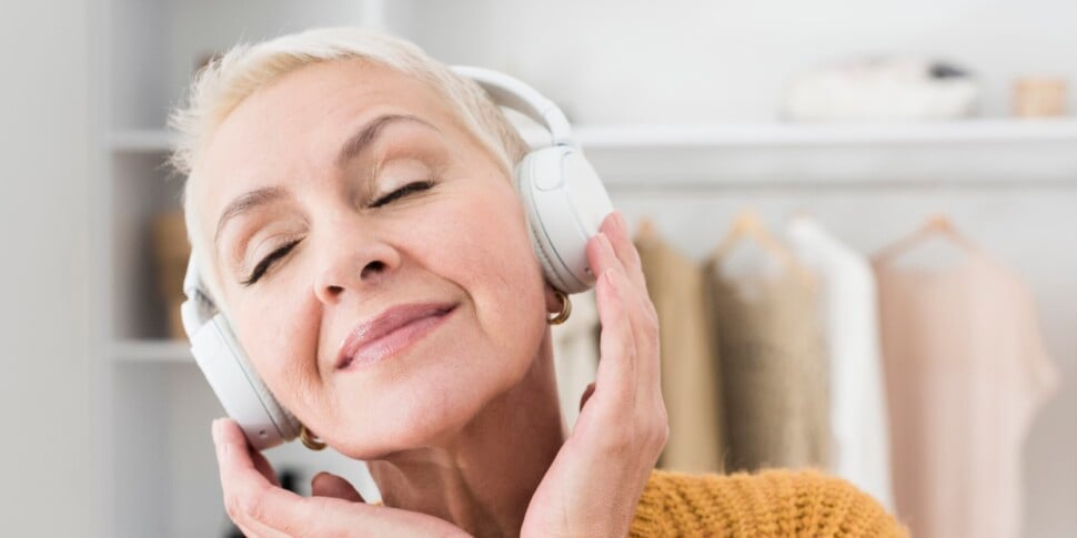 Amare la musica può diminuire i rischi di demenza sino al 40%: sia ascoltare che suonare rafforzano la mente Amare la musica può diminuire i rischi di demenza sino al 40%: sia ascoltare che suonare rafforzano la mente