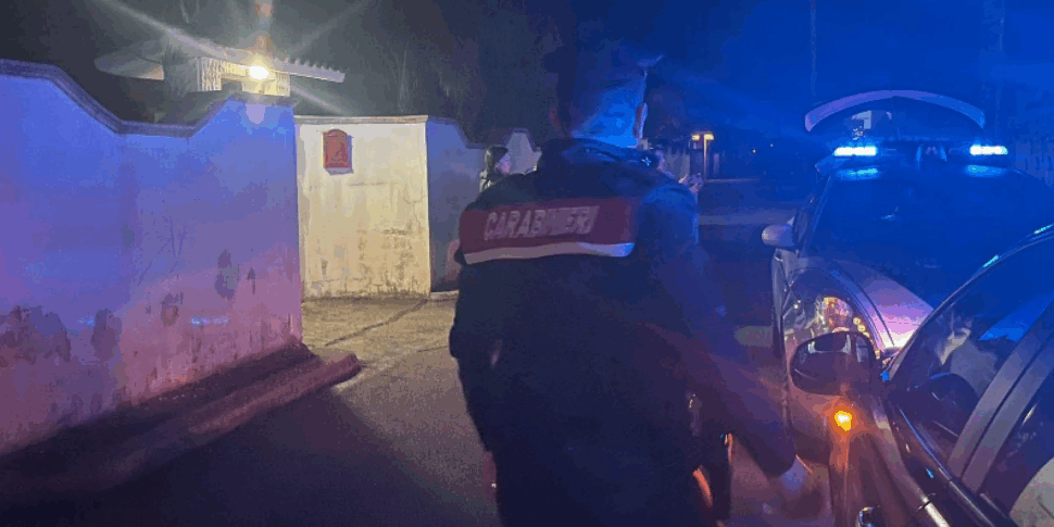 brindisi uccide il padre e poi si consegna ai carabinieri accompagnato dalla madre