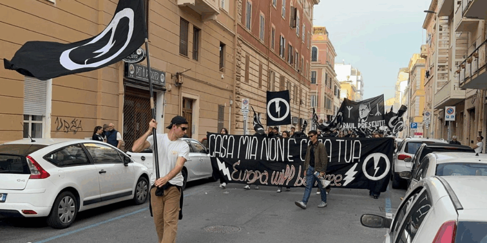 casa mia non 232 casa tua a cagliari sfila la destra antifascisti in protesta vengono allontanati con gli idranti
