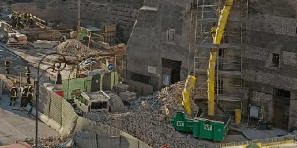 “Ha sentito i rumori e si è messo sotto un arco”: il racconto della moglie dell’operaio ferito nel crollo della Torre dei Conti