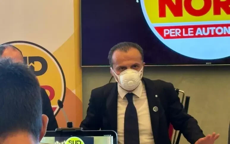 De Luca (ScN) regala diserbante a Schifani: "Ripulisca la Regione" De Luca (ScN) regala diserbante a Schifani: "Ripulisca la Regione"