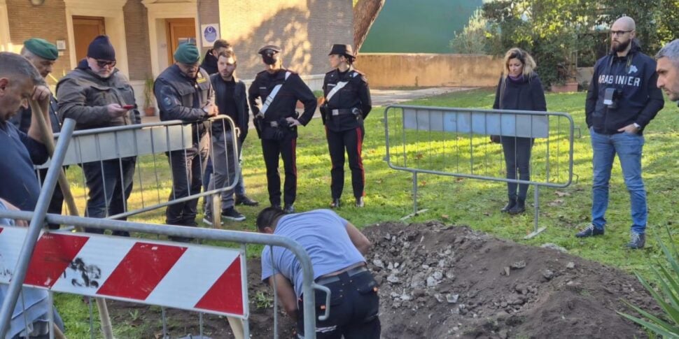 Ripresi scavi alla Casa del Jazz di Roma, ruspa in azione. Sul posto pure i figli del giudice Adinolfi