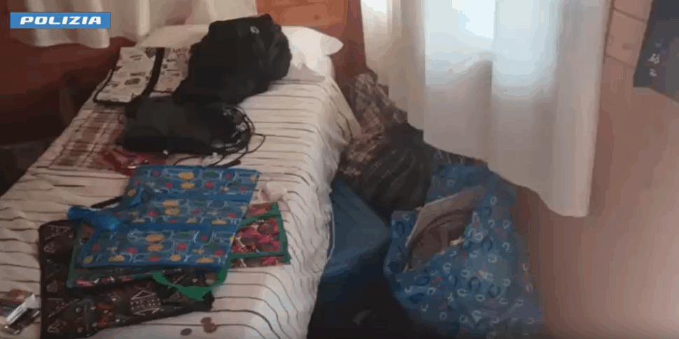 Trovato in un b&b del Catanese con 15 chili di hashish sotto al letto Trovato in un b&b del Catanese con 15 chili di hashish sotto al letto