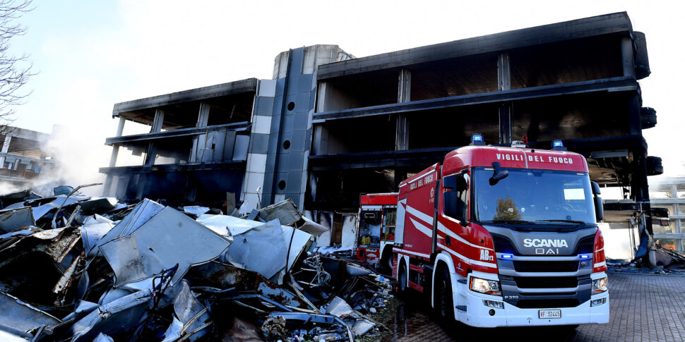 rogo in un edificio abbandonato a roma uno degli occupanti si 232 lanciato gi249 per sfuggire alle fiamme da Feedpress.me rogo in un edificio abbandonato a roma uno degli occupanti si 232 lanciato gi249 per sfuggire alle fiamme