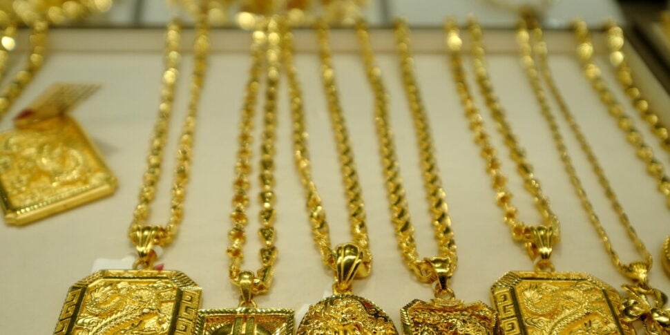 Rubavano gioielli e denti ai morti: indagati sei dipendenti del Comune di Milano Rubavano gioielli e denti ai morti: indagati sei dipendenti del Comune di Milano