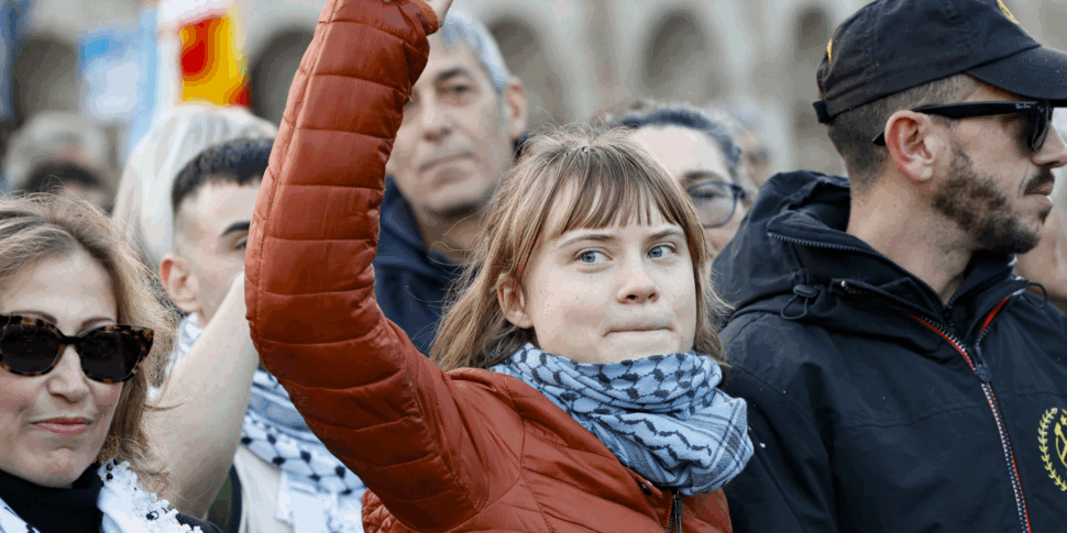 Greta Thunberg al corteo proPal di Roma, "governo fascista". Bruciate immagini Usa e di Crosetto. A Milano slogan per l Greta Thunberg al corteo proPal di Roma, "governo fascista". Bruciate immagini Usa e di Crosetto. A Milano slogan per l