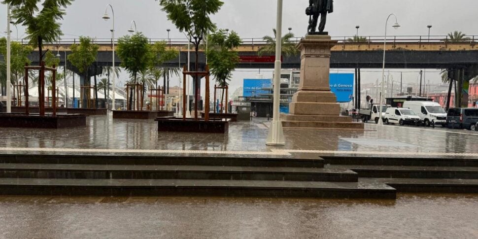 Maltempo a Genova: container cadono per una tromba d Maltempo a Genova: container cadono per una tromba d