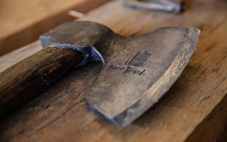 Aggredisce la moglie e il figlio con una mannaia a Prato, arrestato: la donna ha riportato la recisione quasi completa del polso destro e ha perso due dita Aggredisce la moglie e il figlio con una mannaia a Prato, arrestato: la donna ha riportato la recisione quasi completa del polso destro e ha perso due dita