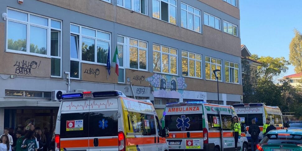 caos e malori per una sostanza urticante evacuata una scuola a pescara soccorsi in 11 era gi224 successo in un altro istituto della citt224 da Feedpress.me caos e malori per una sostanza urticante evacuata una scuola a pescara soccorsi in 11 era gi224 successo in un altro istituto della citt224