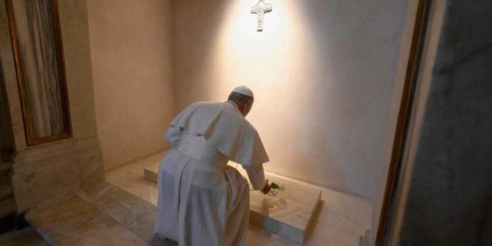 Papa Leone XIV in preghiera a Santa Maria Maggiore davanti alla tomba di Papa Francesco