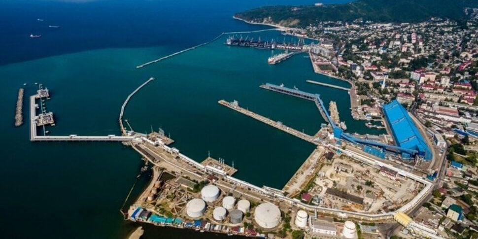 Attacco di droni ucraini, petroliera in fiamme nel porto russo di Tuapse Attacco di droni ucraini, petroliera in fiamme nel porto russo di Tuapse