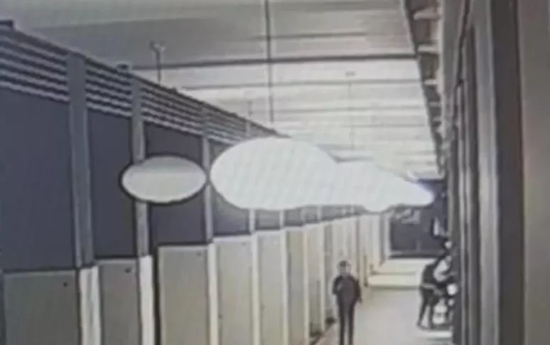 "Mio figlio vivo per miracolo, è arrivato in ospedale con un litro di sangue". Parla il padre dello studente accoltellato a Milano