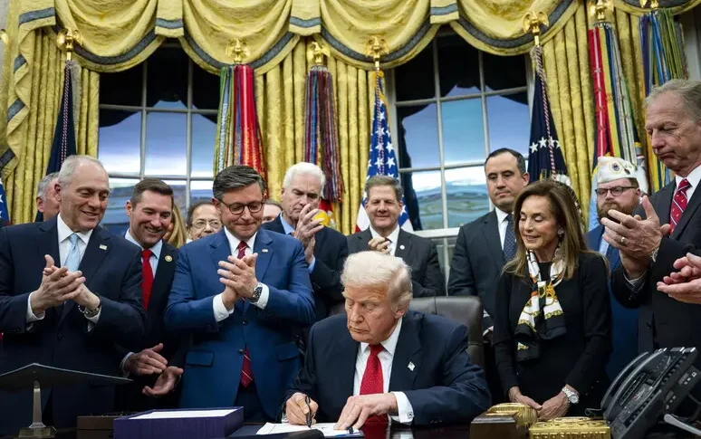 Trump firma la fine dello shutdown più lungo nella storia degli Usa. "Non si ripeta più"