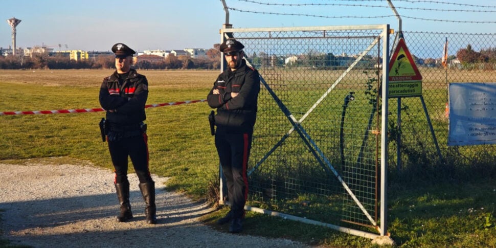 si intrecciano i paracadute durante il lancio due morti a fano da Feedpress.me si intrecciano i paracadute durante il lancio due morti a fano