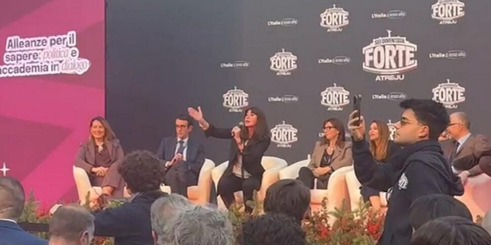 bernini contestata ad atreju dagli studenti sugli esami di medicina lei replica siete dei poveri comunisti da Feedpress.me bernini contestata ad atreju dagli studenti sugli esami di medicina lei replica siete dei poveri comunisti