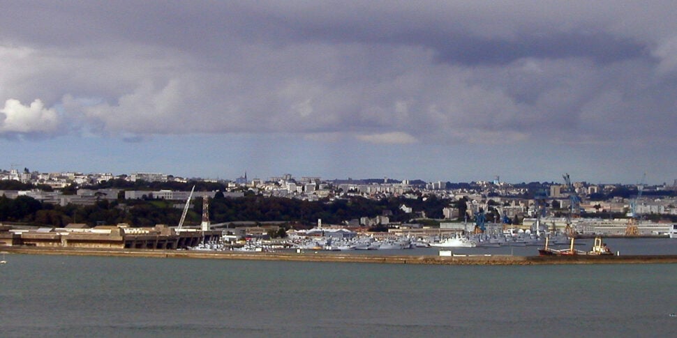 droni sulla base nucleare di ile longue i militari francesi sparano per neutralizzarli