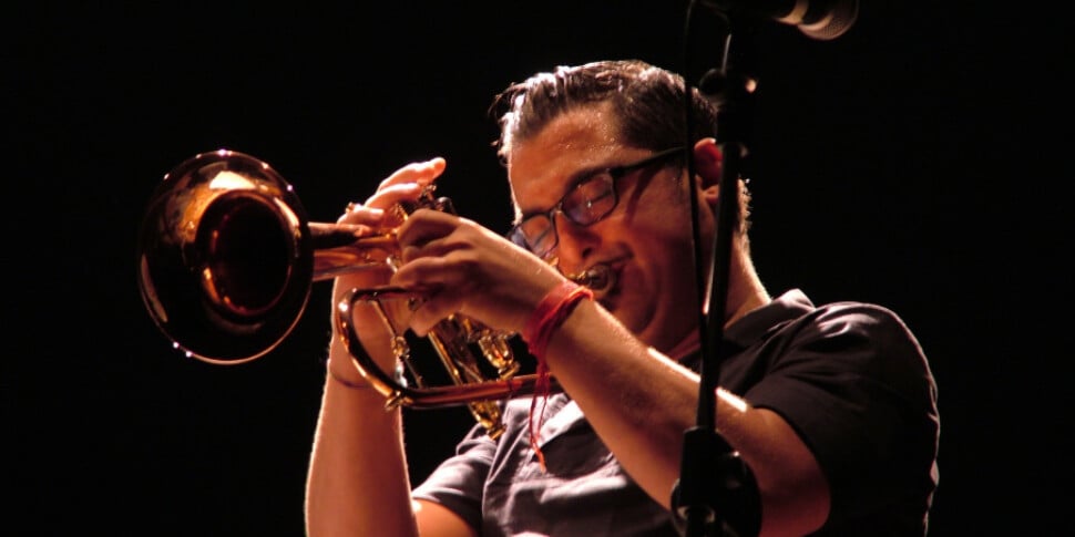 Crolla un balcone in centro a Palermo, ferito il trombettista Roy Paci