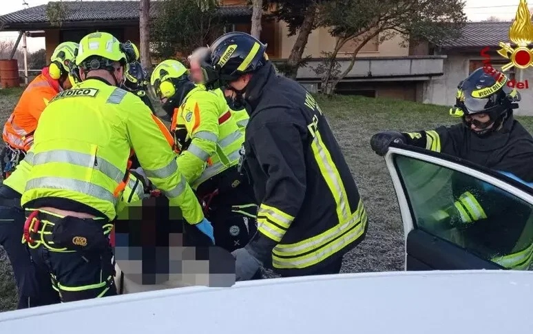 Camion travolge operai sull