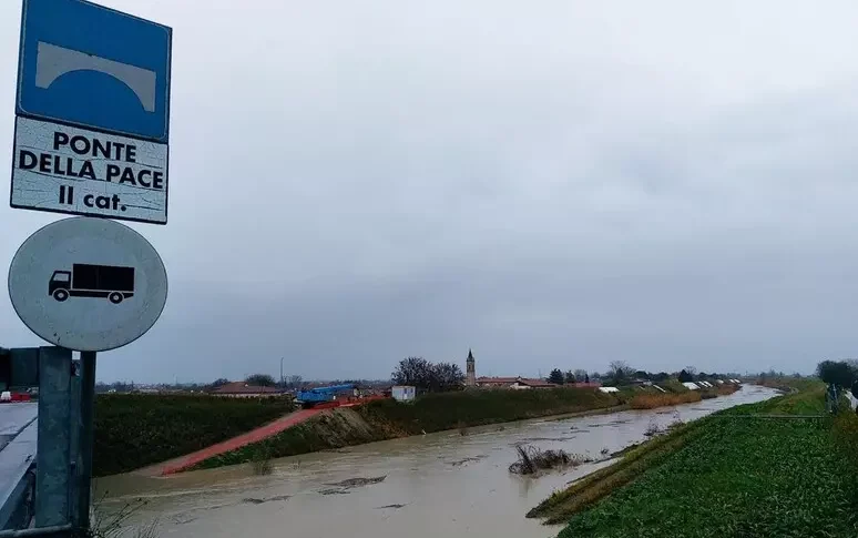Allerta rossa in Emilia Romagna: evacuazioni nel Ravennate, massima attenzione ai fiumi Senio e Lamone