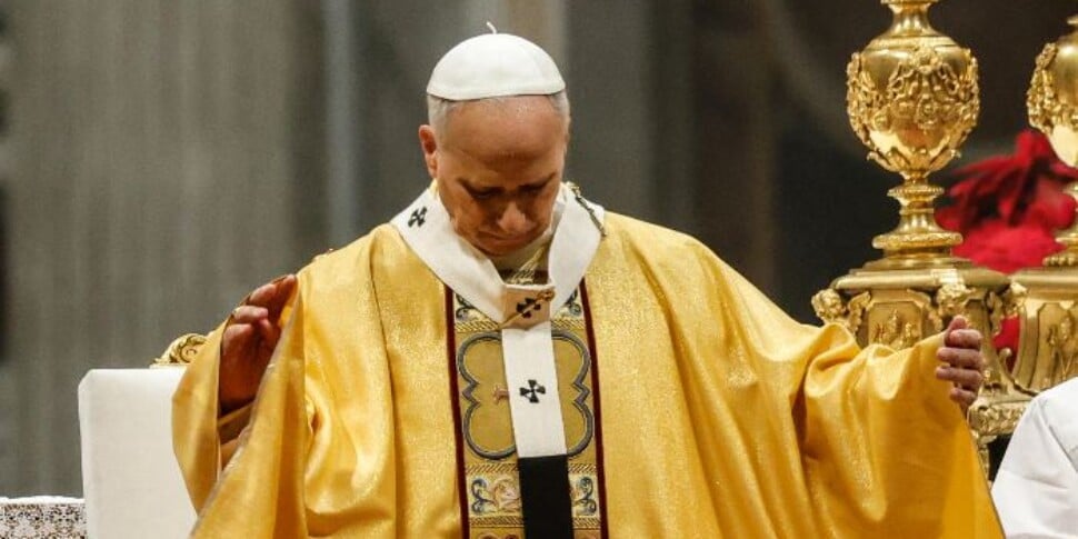 Il primo Natale di papa Leone: «Un’economia distorta tratta l’uomo come merce». E cita papa Francesco
