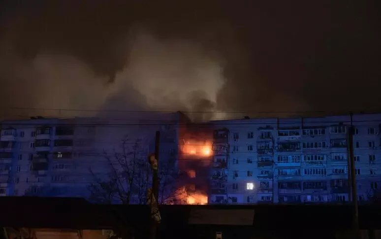 Missili e droni russi sulla regione di Kiev, Mosca lancia gli ipersonici Kinzhal. Oggi nuovo round di colloqui tra Usa e Ucraina a Miami Missili e droni russi sulla regione di Kiev, Mosca lancia gli ipersonici Kinzhal. Oggi nuovo round di colloqui tra Usa e Ucraina a Miami