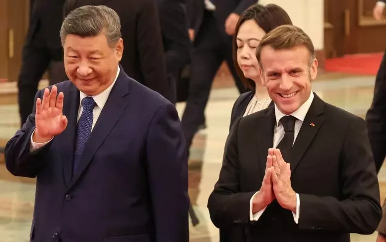Macron vola a Pechino. Il messaggio a Xi: "La Cina ha capacità decisiva sul cessate il fuoco in Ucraina"