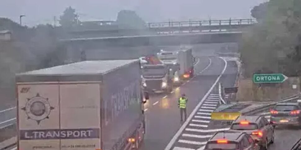prima i chiodi poi i fumogeni e i mezzi in fiamme assalto dal film a un portavalori sull autostrada a14 da Feedpress.me prima i chiodi poi i fumogeni e i mezzi in fiamme assalto dal film a un portavalori sull autostrada a14