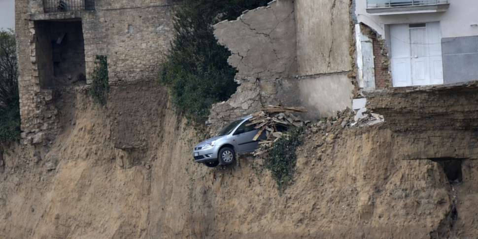Frana a Niscemi, polemica sui fondi: "Uno spreco usarli per il Ponte sullo Stretto". Insorgono le opposizioni