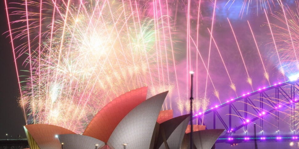 Capodanno: riti e feste per arrivo del 2026. Cartoline dal mondo Capodanno: riti e feste per arrivo del 2026. Cartoline dal mondo