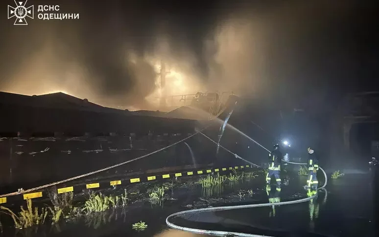 Drone ucraino su un hotel nel Kherson, almeno 24 morti. Attacchi russi su Lutsk e Odessa