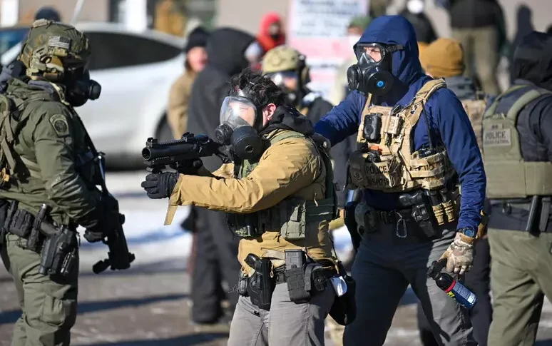 Trump attacca i democratici: “L’Ice negli aeroporti per aiutare gli agenti della sicurezza” Trump attacca i democratici: “L’Ice negli aeroporti per aiutare gli agenti della sicurezza”