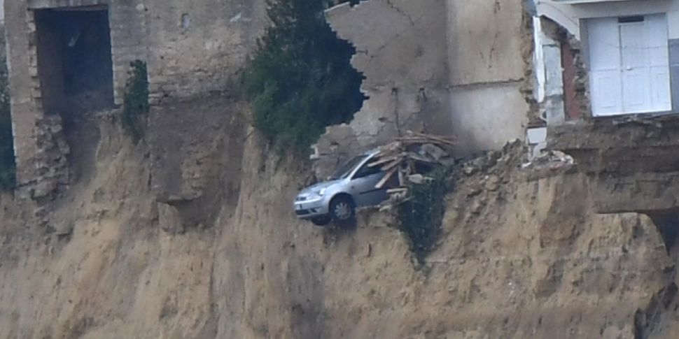 Frana di Niscemi: pioggia incessante, boati e paura nella notte. La collina scivola ancora. Atteso l