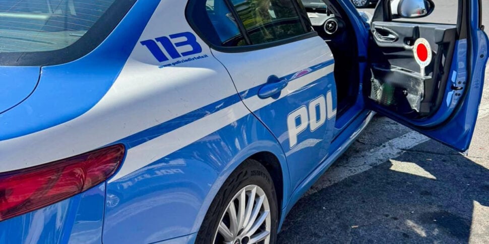 Guida senza patente ed assicurazione, fugge a tutta velocità e investe un poliziotto: arrestato 34enne pregiudicato a Catania Guida senza patente ed assicurazione, fugge a tutta velocità e investe un poliziotto: arrestato 34enne pregiudicato a Catania